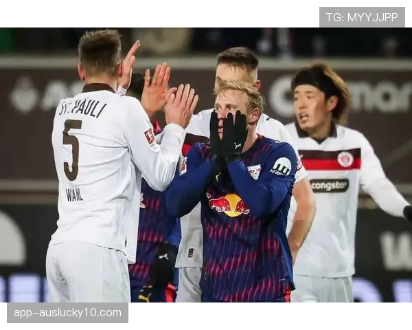 镜头下的落寞:莱比锡门将扑出点球后,球队仍遭绝杀 镜头下的落寞:莱比锡门将扑出点球后,球队仍遭绝杀