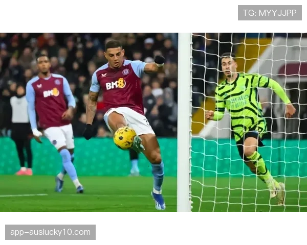 特写镜头:角球防守中,阿斯顿维拉全队十一人均退回本方禁区 特写镜头:角球防守中,阿斯顿维拉全队十一人均退回本方禁区